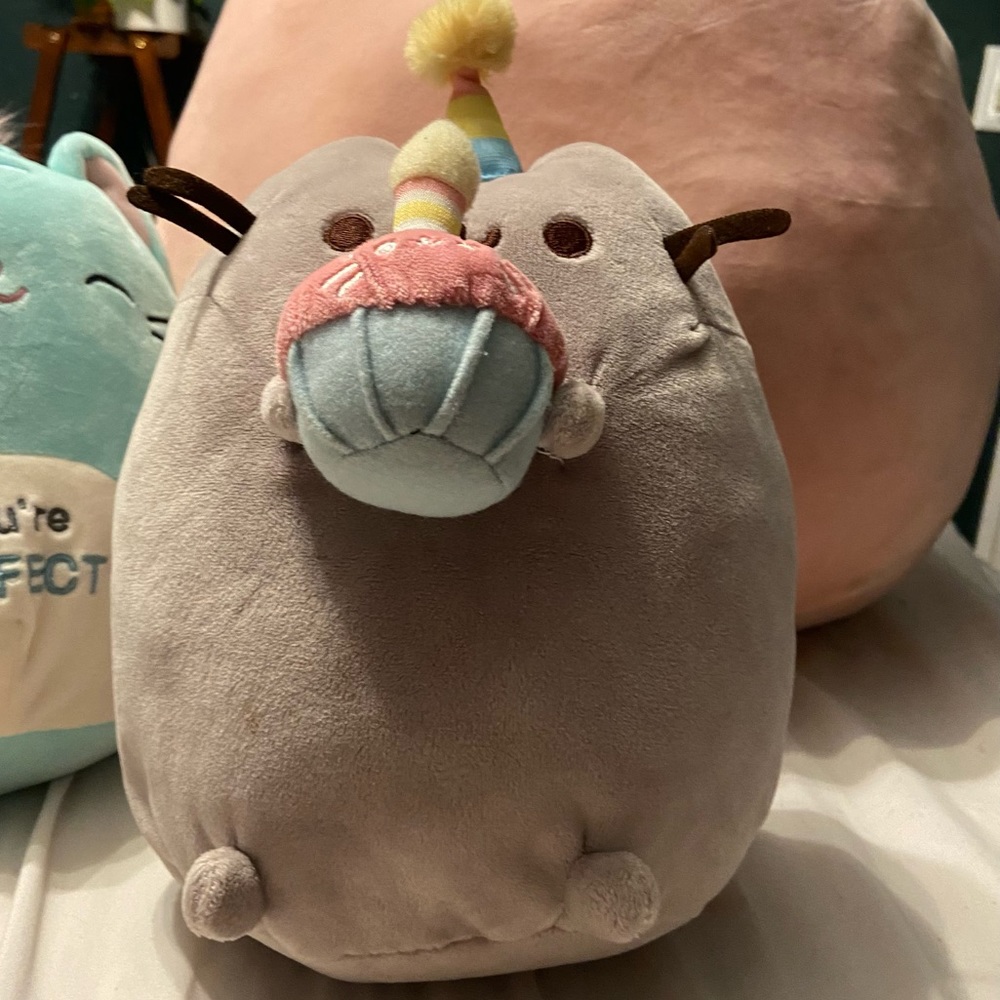 GUND pusheen the cat birthday cupcake